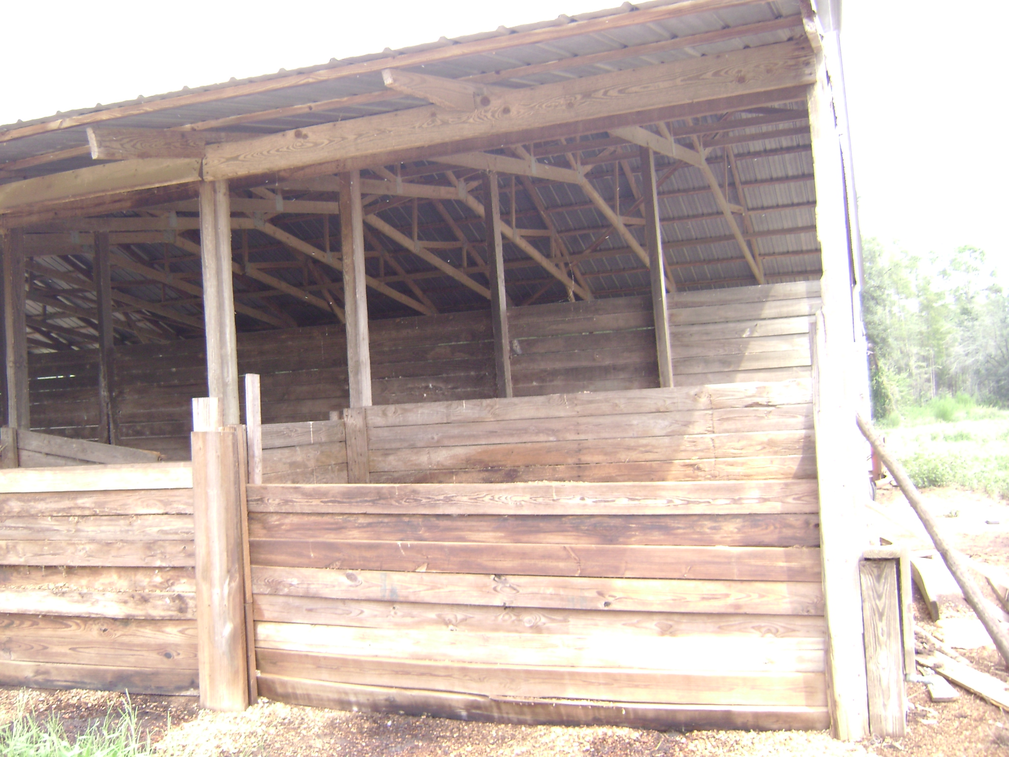 Compost bin with excess moisture leaching